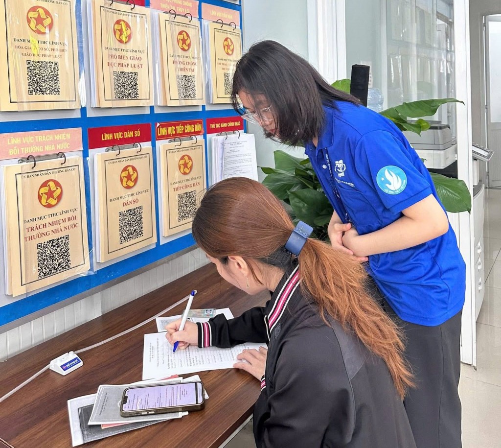 Người dân đến nhận được hỗ trợ 