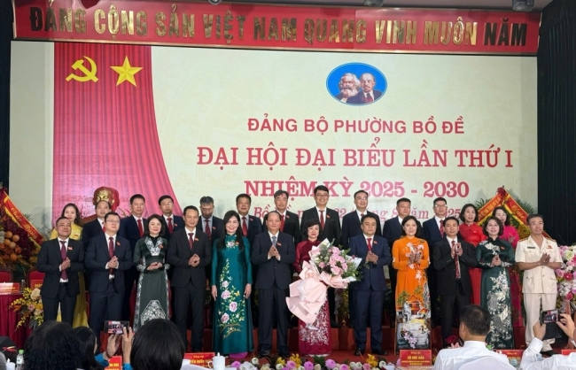 Đẩy mạnh chuyển đổi số toàn diện, hướng tới chính quyền số, kinh tế số, xã hội số