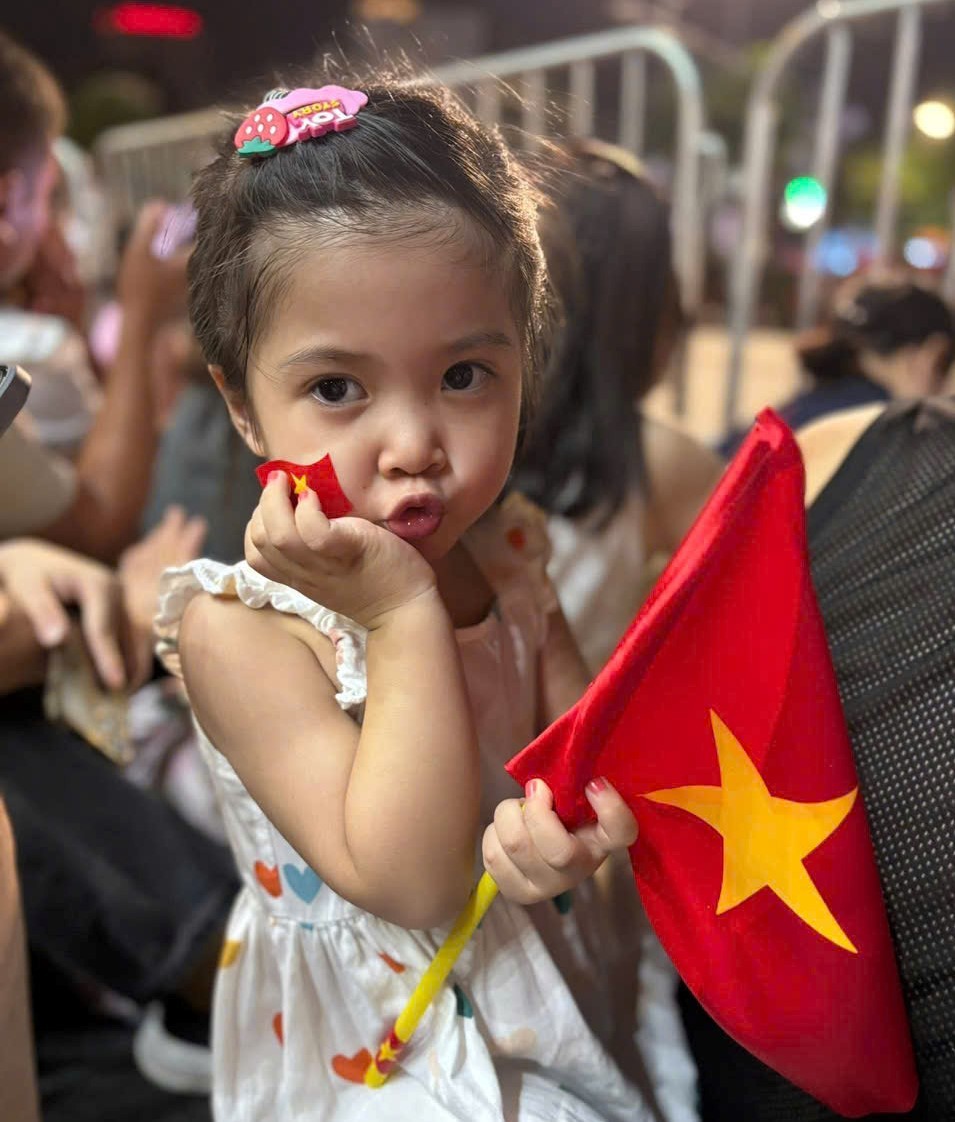 Em bé Hà Nội cùng thích thú đi chơi cùng bố mẹ 