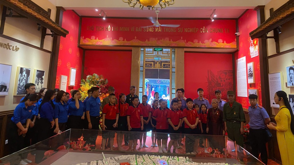 Tuổi trẻ vẽ sắc màu, viết khát vọng trong mùa thu lịch sử