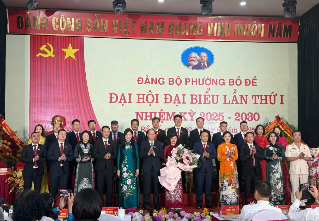 Ban Chấp hành Đảng bộ phường Việt Hưng khóa I, nhiệm kỳ 2025 - 2030 ra mắt tại Đại hội.