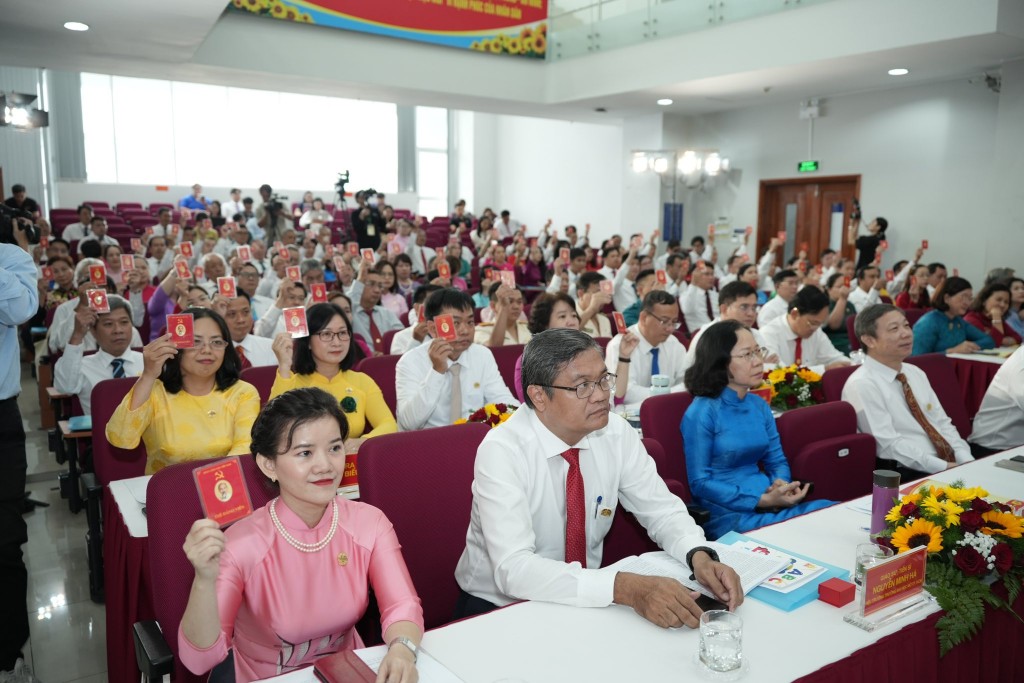 Các đại biểu biểu quyết tại đại hội