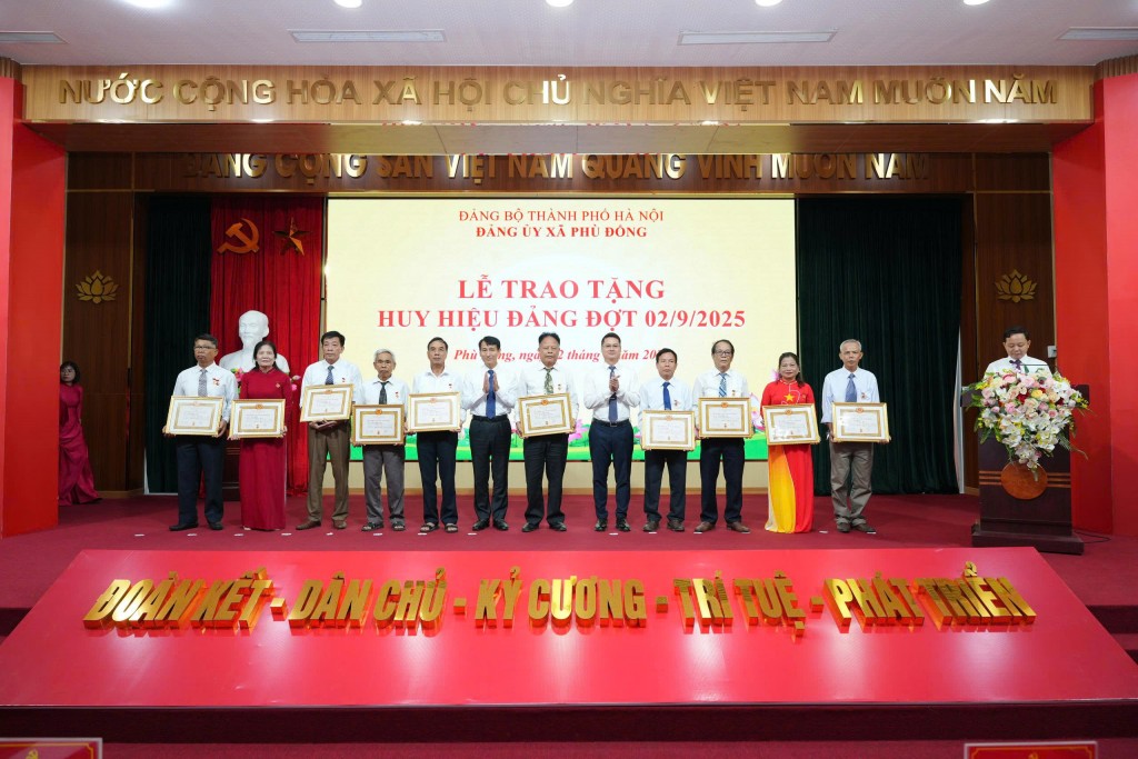 107 đồng chí đảng viên được trao tặng, truy tặng Huy hiệu Đảng