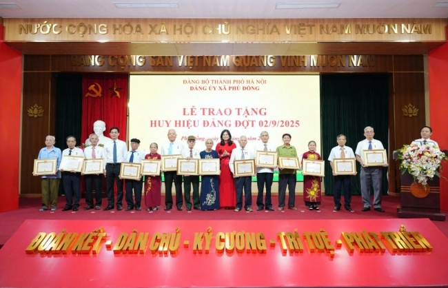 107 đồng chí đảng viên được trao tặng, truy tặng Huy hiệu Đảng