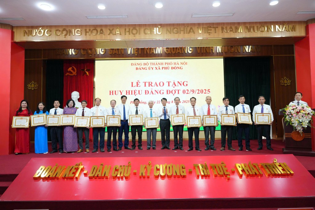 107 đồng chí đảng viên được trao tặng, truy tặng Huy hiệu Đảng
