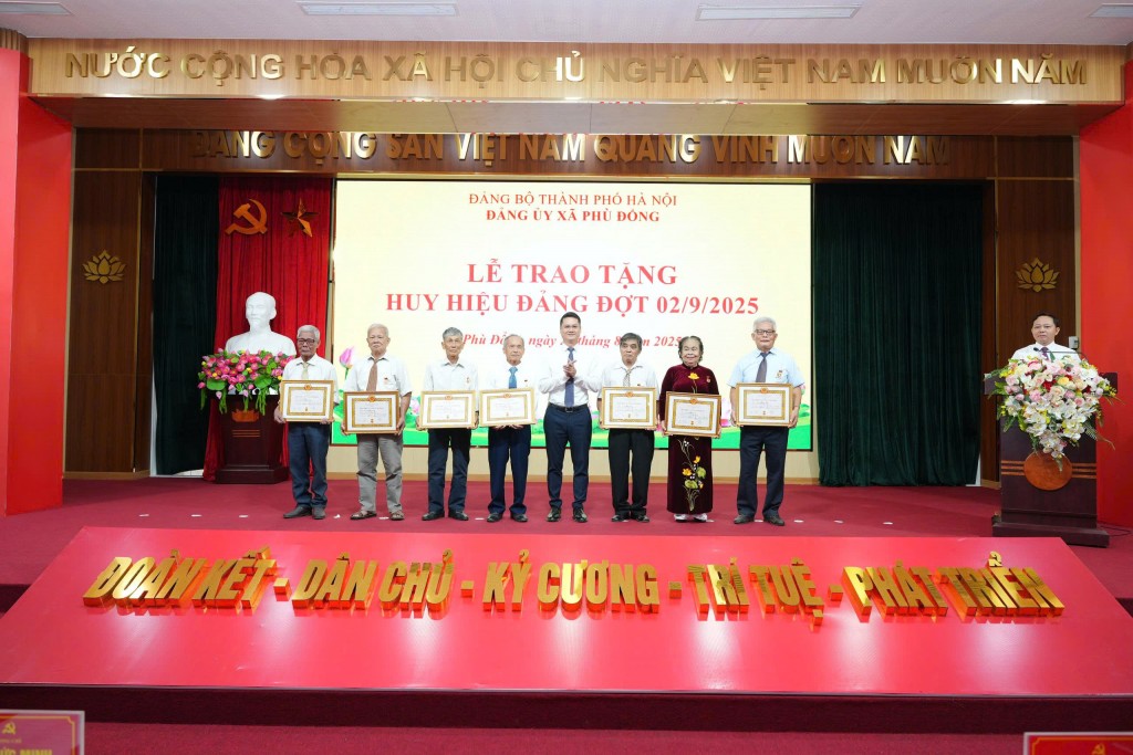 107 đồng chí đảng viên được trao tặng, truy tặng Huy hiệu Đảng