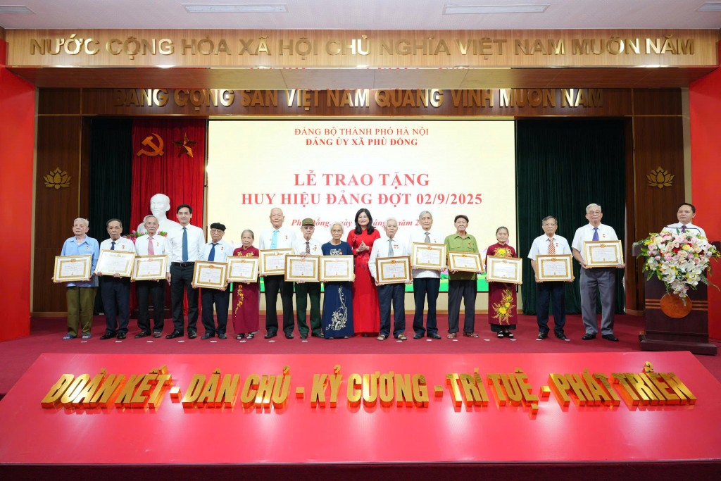 107 đồng chí đảng viên được trao tặng, truy tặng Huy hiệu Đảng