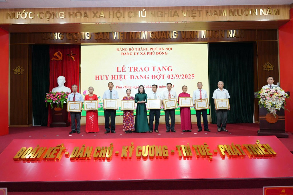 107 đồng chí đảng viên được trao tặng, truy tặng Huy hiệu Đảng
