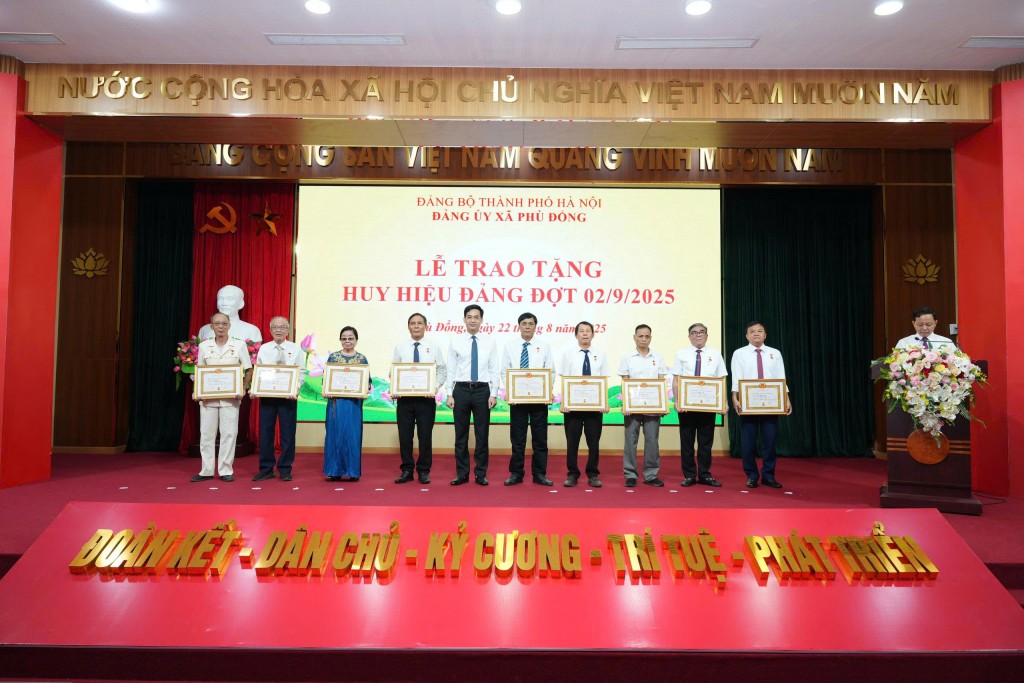 107 đồng chí đảng viên được trao tặng, truy tặng Huy hiệu Đảng