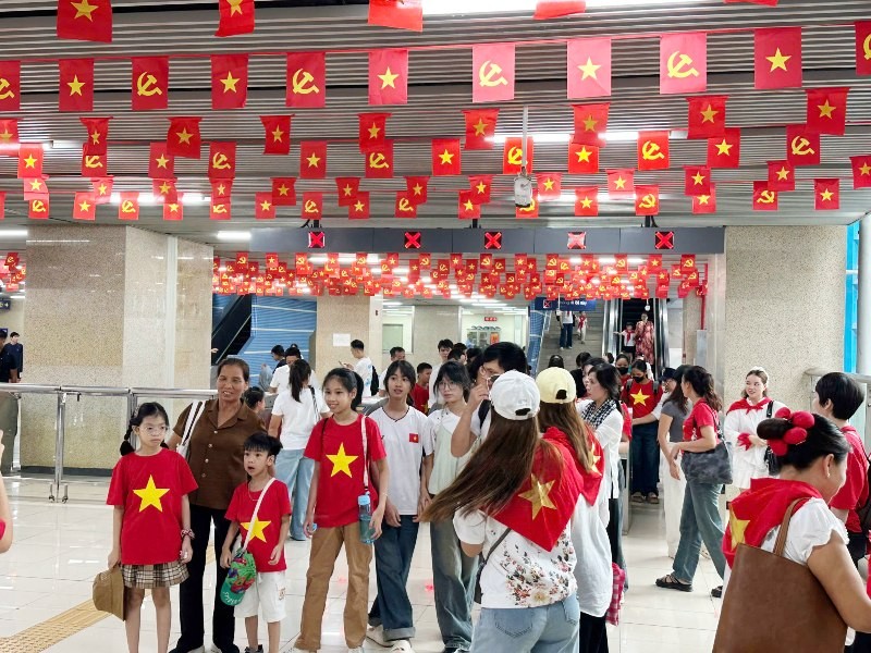 Từng dòng người hân hoan bước lên toa tàu, cùng hòa mình vào không khí luyện tập diễu binh.”