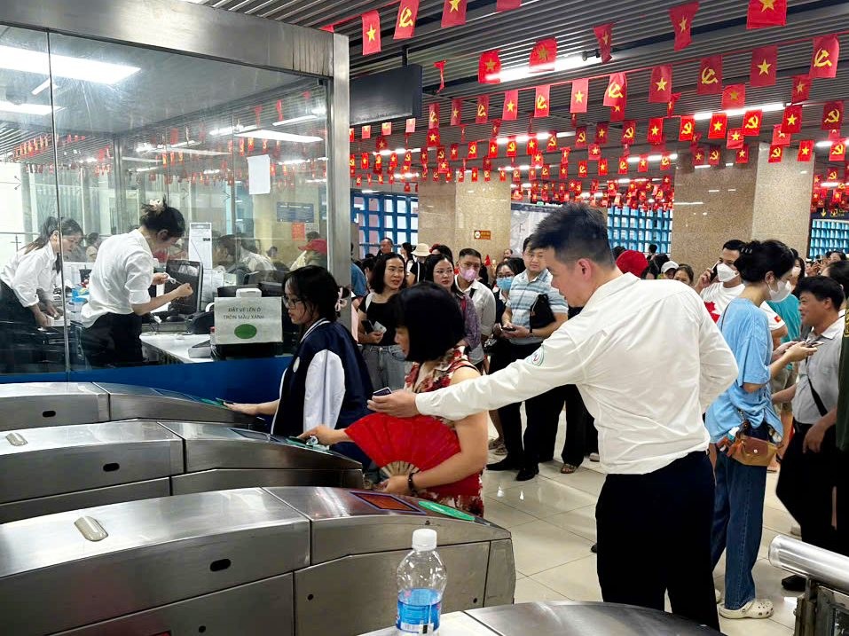 “Hành khách háo hức di chuyển bằng metro – lựa chọn an toàn, văn minh trong ngày hội lớn.”