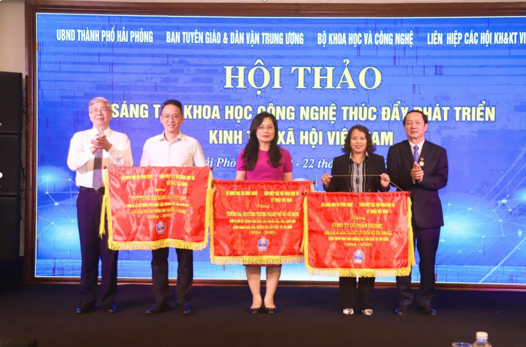 Shinec là một trong 6 đơn vị được tặng cờ của Ban tổ chức Giải thưởng Sáng tạo Khoa học Công nghệ Việt Nam (VIFOTEC) vì có thành tích xuất sắc trong việc tuyên truyền, phổ biến và ứng dunhg các công trình đoạt thải thưởng, hội thi vào sản xuất và đời sống