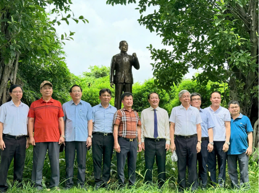 Các đại biểu chụp ảnh lưu niệm tại không gian văn hoá Đại tướng Võ Nguyên Giáp