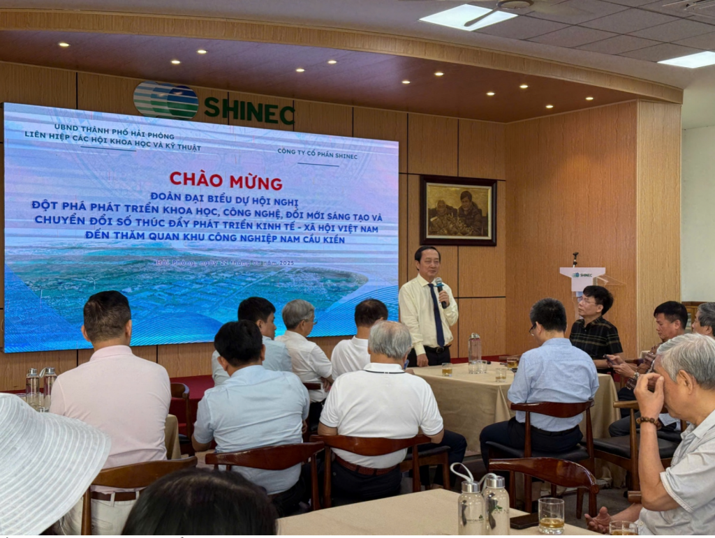 Ông Huỳnh Thành Đạt, Ủy viên Trung ương Đảng, Phó Trưởng ban Tuyên giáo và Dân vận Trung ương chia sẻ đánh giá về mô hình KCN Nam Cầu Kiền sau chuyến tham quan thực tế