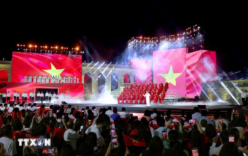 Tiết mục nghệ thuật biểu diễn trong chương trình tại điểm cầu Cột cờ Hà Nội. (Ảnh: Phương Hoa/TTXVN)