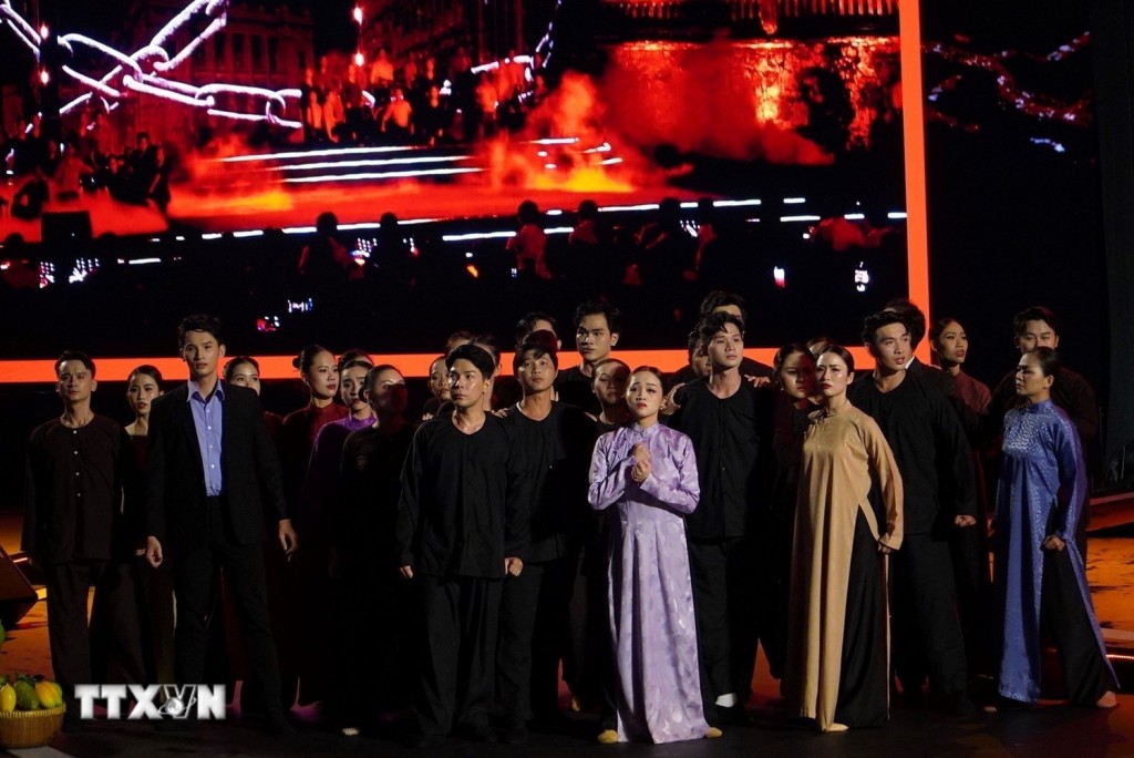 Biểu diễn nghệ thuật trong chương trình tại điểm cầu Bến Nhà Rồng (Thành phố Hồ Chí Minh). (Ảnh: Thu Hương/TTXVN)