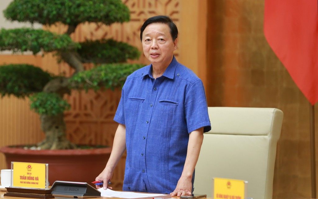Phó Thủ tướng Trần Hồng Hà chủ trì cuộc họp chuẩn bị công tác ứng phó với Áp thấp nhiệt đới có thể mạnh lên thành bão số 5 (Kajiki) khi đi vào biển Đông - Ảnh: VGP/Minh Khôi