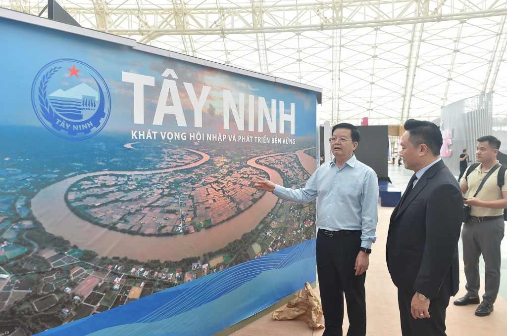 Phó Thủ tướng Mai Văn Chính tại gian hàng của tỉnh Tây Ninh.