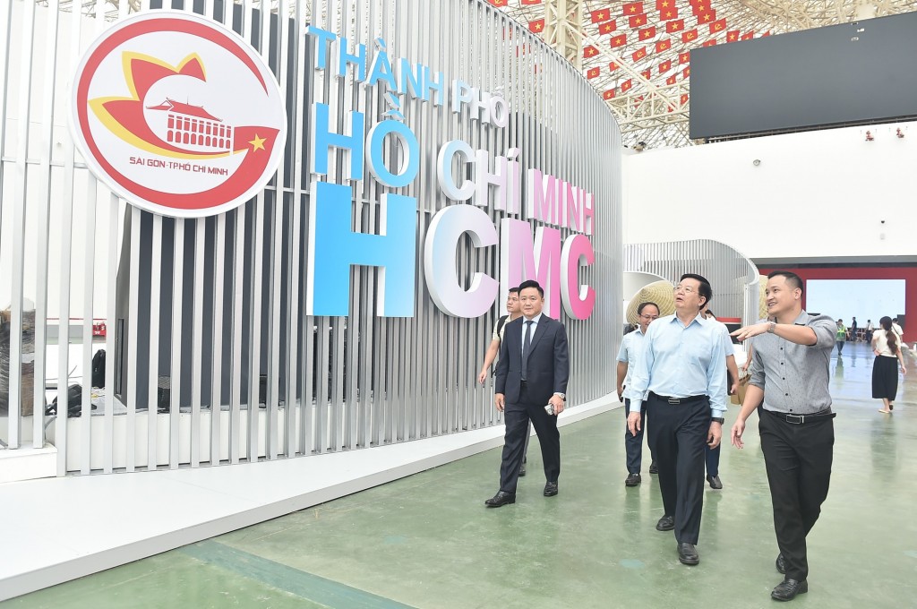 Phó Thủ tướng tham quan gian hàng của TPHCM.