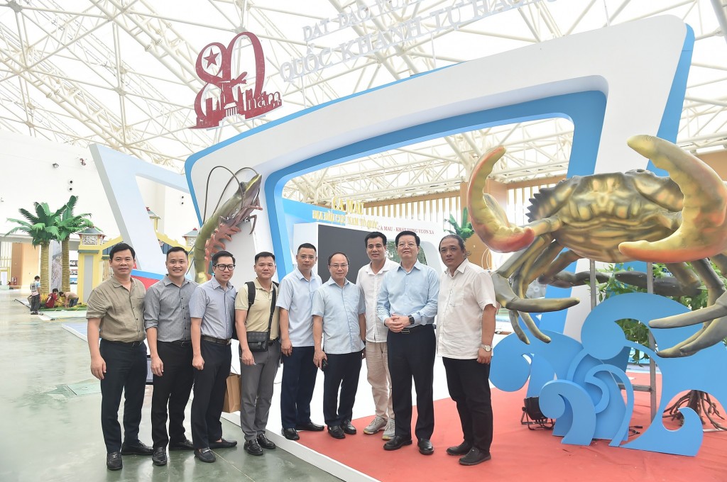 Phó Thủ tướng tại gian hàng của tỉnh Cà Mau.