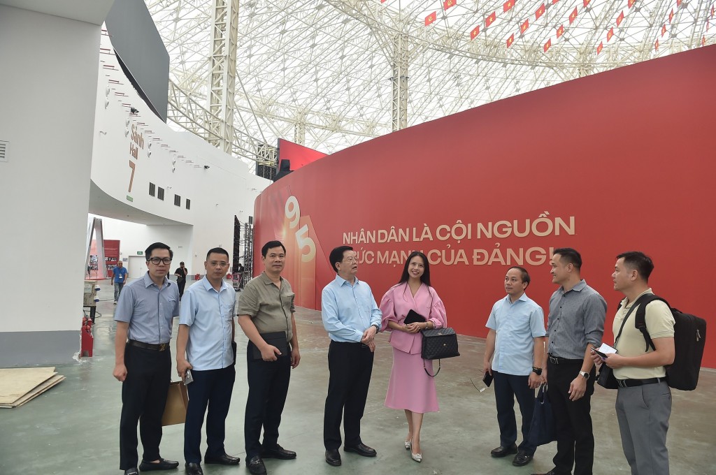 Phó Thủ tướng Mai Văn Chính trao đổi với các đơn vị tại buổi kiểm tra ngày 22/8.