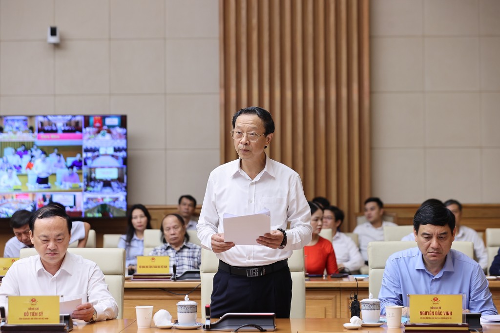 Thứ trưởng Bộ Giáo dục và Đào tạo Phạm Ngọc Thưởng báo cáo - Ảnh: VGP/Nhật Bắc
