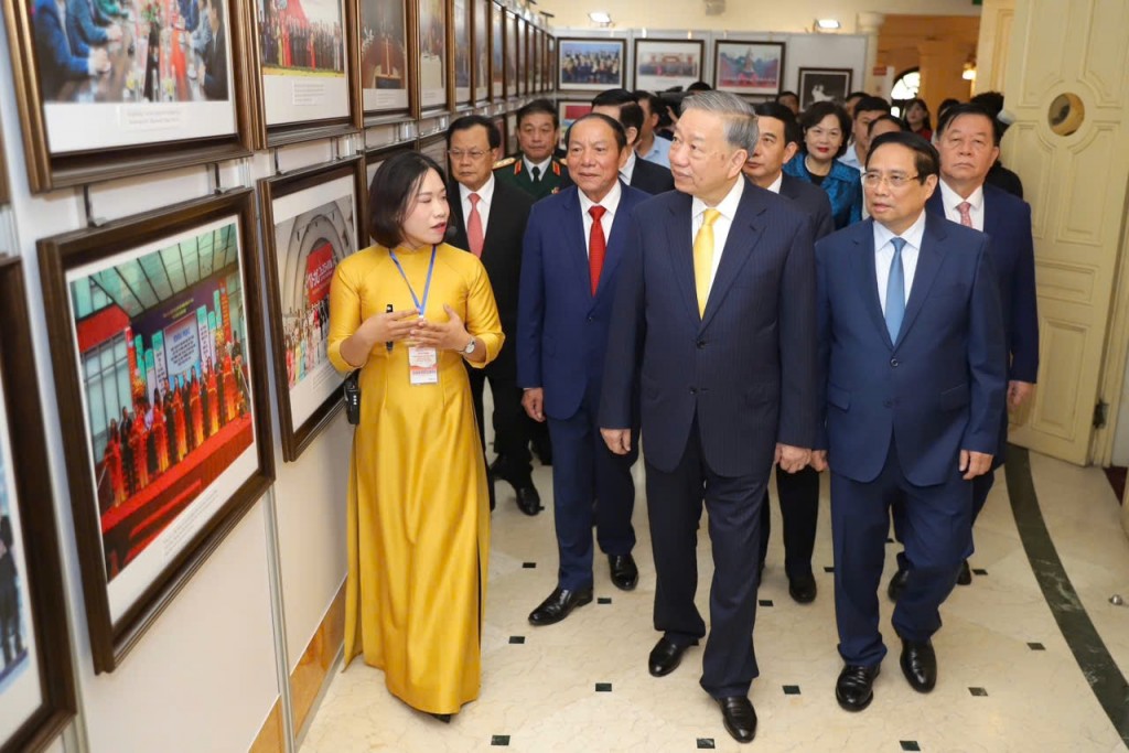 Tổng Bí thư Tô Lâm, Thủ tướng Chính phủ Phạm Minh Chính và các đại biểu tham quan triển lãm tại Lễ kỷ niệm