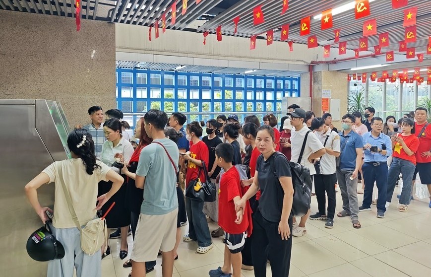 Hướng dẫn người dân, du khách sử dụng phương tiện công cộng miễn phí
