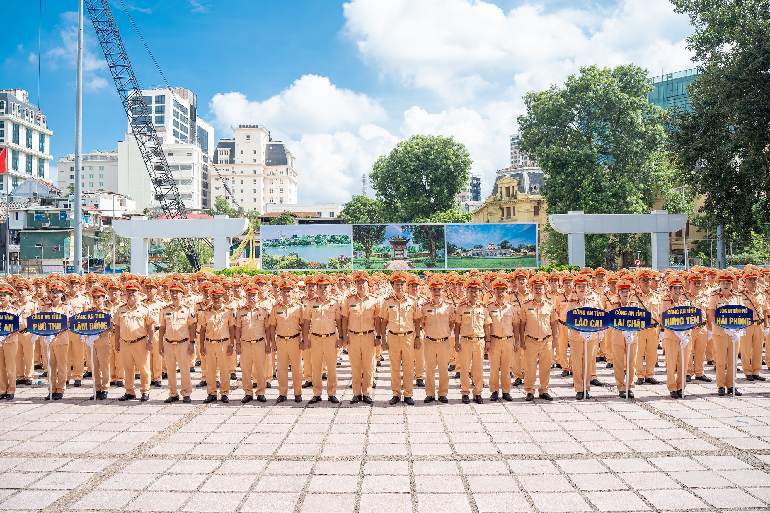 Các đại biểu chụp hình cùng lực lượng chiến sĩ tăng cường từ các tỉnh thành