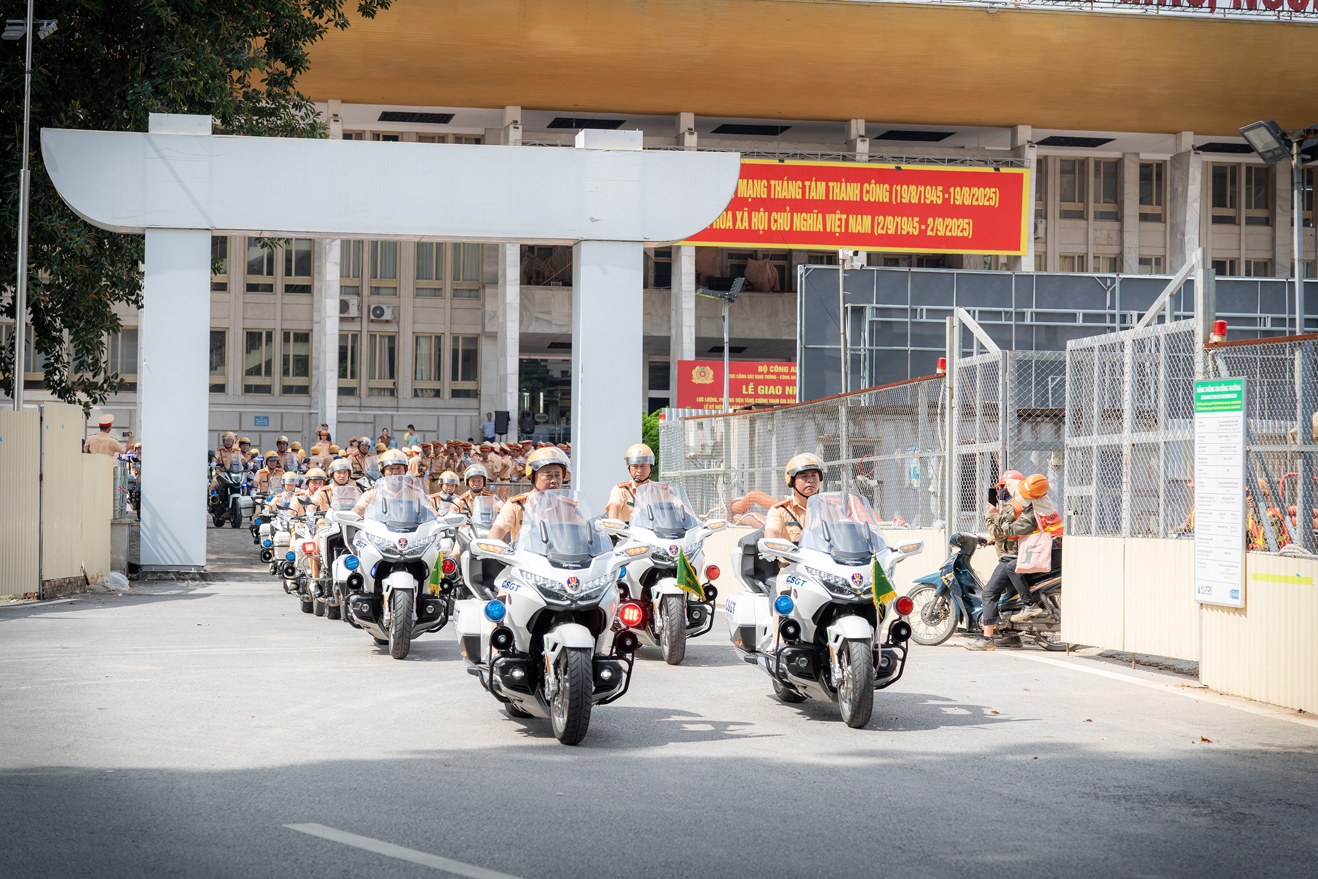 Lực lượng CSGT vượt muôn trùng xa, cùng hướng về đại lễ