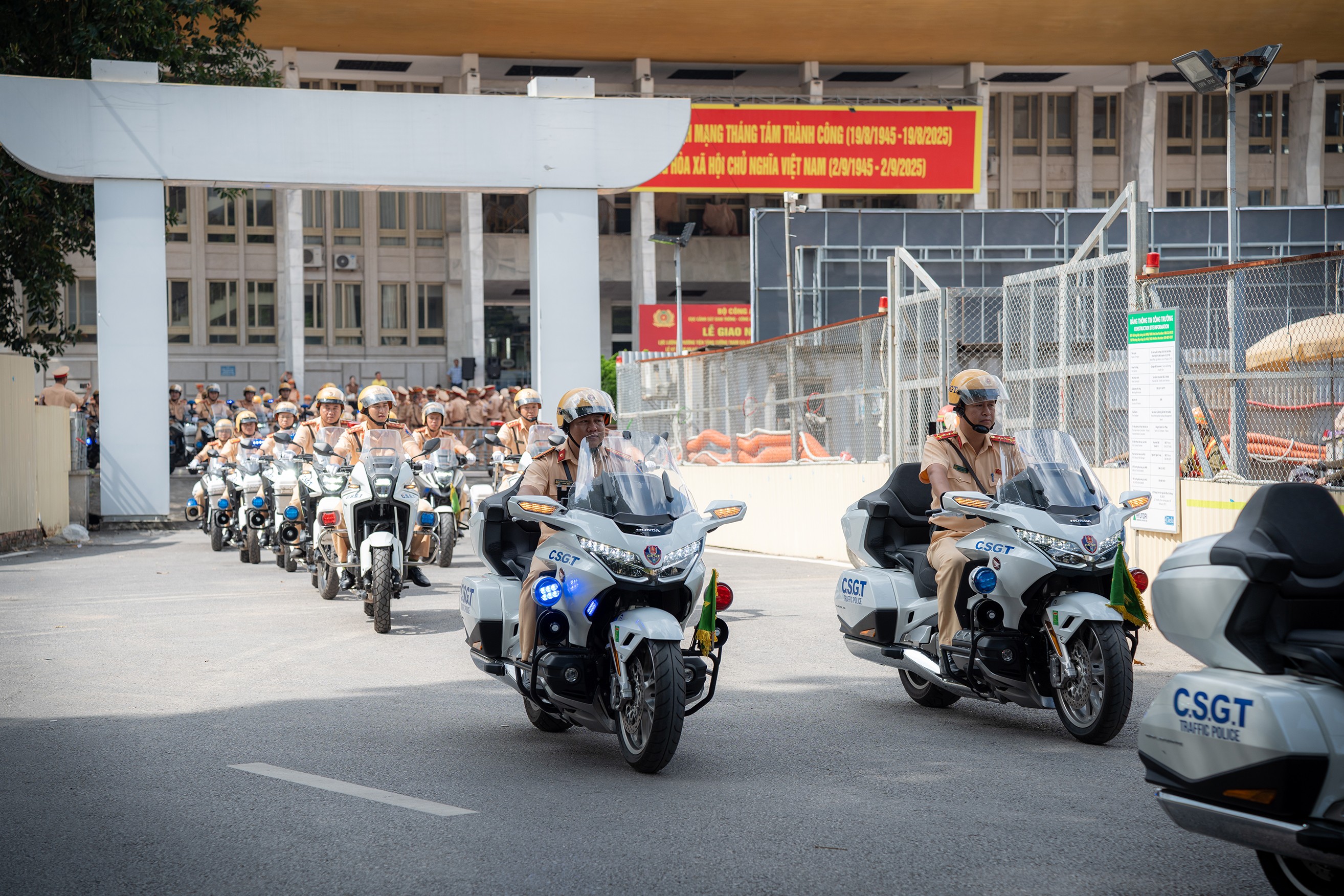 Lực lượng CSGT vượt muôn trùng xa, cùng hướng về đại lễ