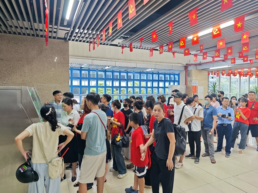 Hướng dẫn người dân, du khách sử dụng phương tiện công cộng miễn phí