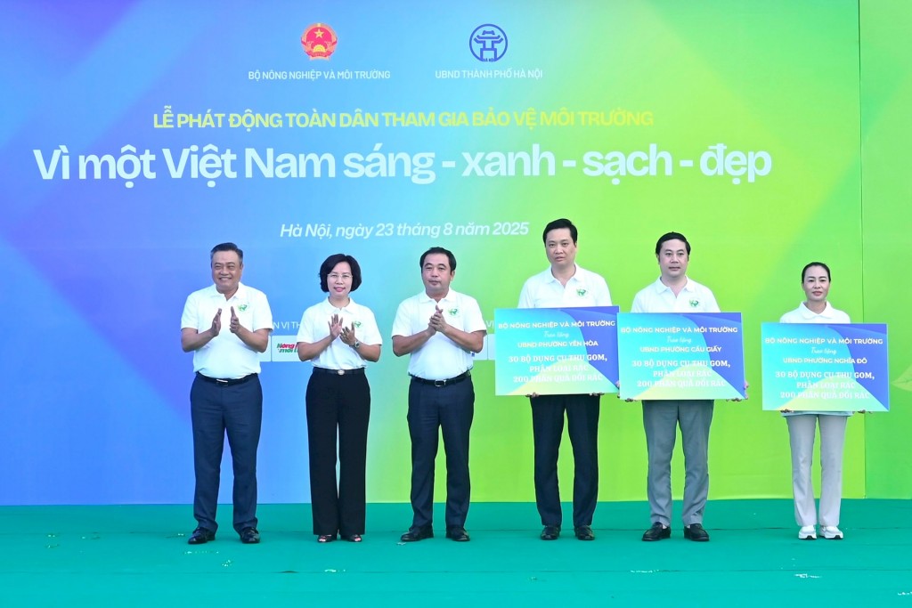 Lãnh đạo Bộ Nông nghiệp và Môi trường và thành phố Hà Nội trao tặng bộ dụng cụ vệ sinh môi trường hỗ trợ cho một số phường ở Hà Nội. 
