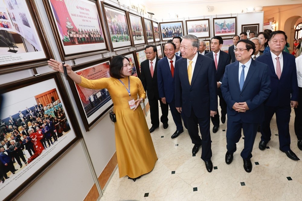 Tổng Bí thư Tô Lâm, Thủ tướng Phạm Minh Chính và các đồng chí lãnh đạo Đảng, Nhà nước, Chính phủ tham quan Trưng bày ảnh tại Lễ kỷ niệm