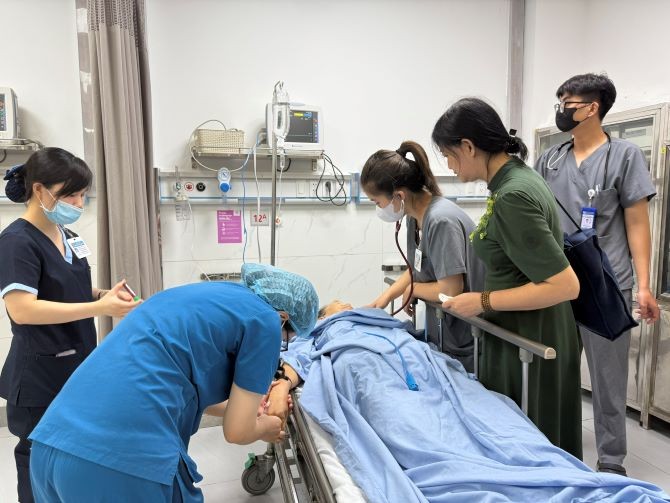 Bệnh viện Đa khoa Xanh Pôn bố trí 50% nhân lực ở lại bệnh viện trực 24/24h để ứng phó với các trường hợp bất thường nếu xảy ra.