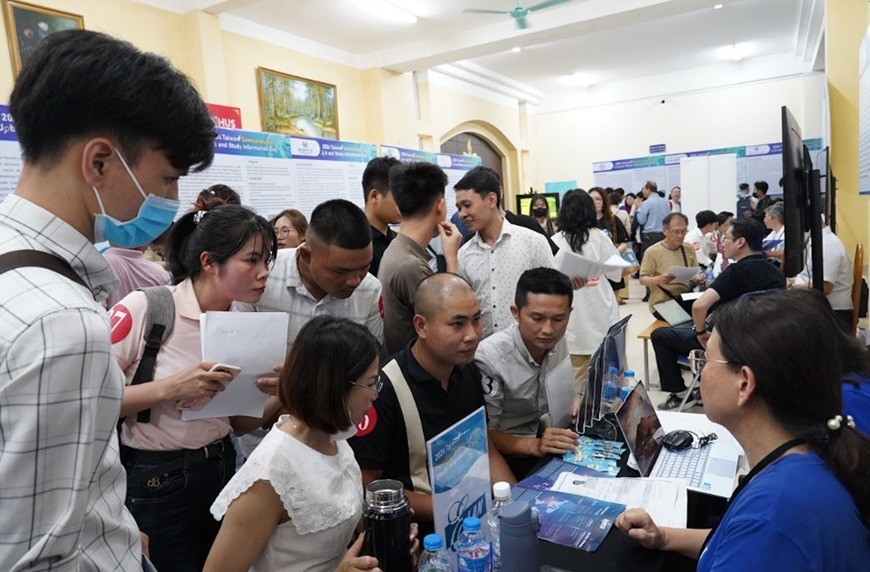 Đông đảo sinh viên tham gia hội chợ học tập và việc làm ngành bán dẫn được tổ chức tại Hà Nội