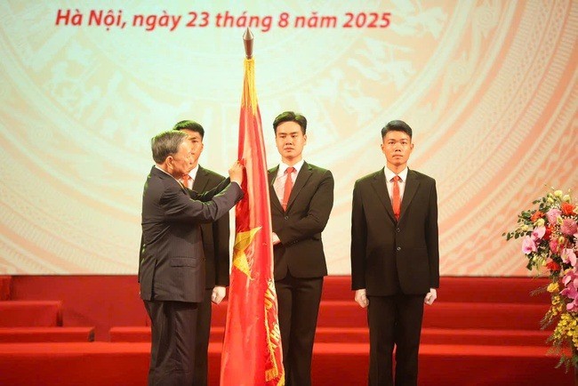 Tổng Bí thư Ban Chấp hành Trung ương Đảng Cộng sản Việt Nam Tô Lâm thay mặt Lãnh đạo Đảng và Nhà nước trao Huân chương Lao động hạng Nhất cho Bộ Văn hóa, Thể thao và Du lịch