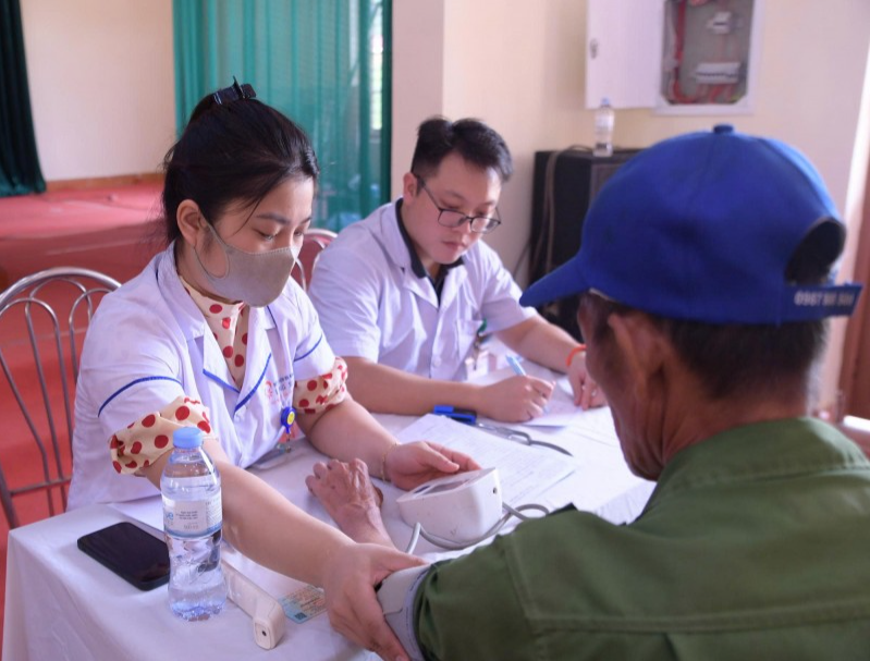 Y bác sĩ trẻ khám bệnh cho người dân