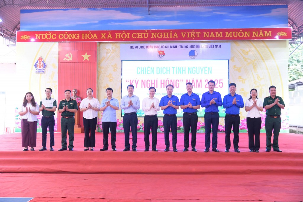 Các đại biểu thực hiện nghi lễ ra quân chiến dịch