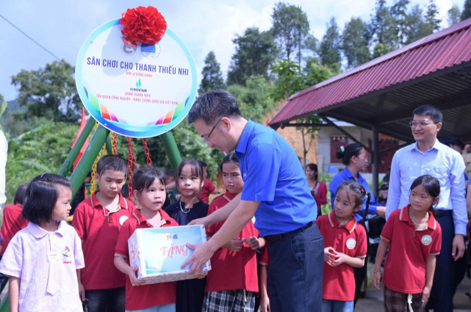 anh Nguyễn Tường Lâm, Bí thư Trung ương Đoàn, Chủ tịch Trung ương Hội LHTN Việt Nam trao quà tới các em học sinh
