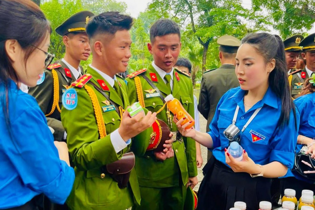 Trái tim rung lên niềm tự hào “Nhà tôi có treo một lá cờ”
