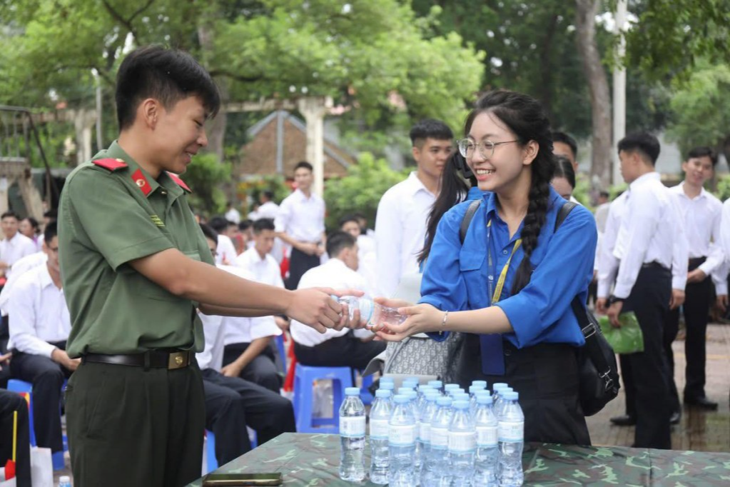 Trái tim rung lên niềm tự hào “Nhà tôi có treo một lá cờ”