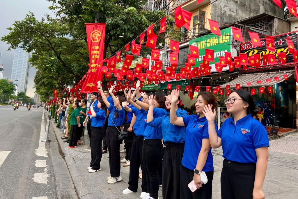 Thanh niên Thủ đô chào đón các đoàn diễu binh, diễu hành 