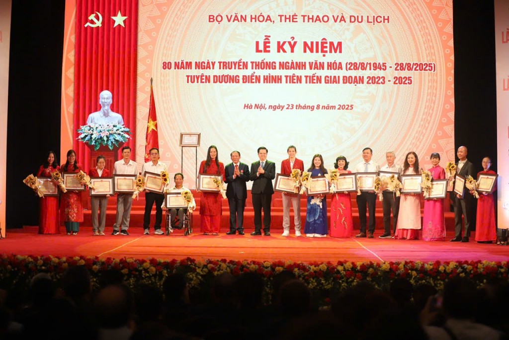 Phó Thủ tướng Chính phủ Mai Văn Chính tặng hoa, Bộ trưởng Bộ VHTTDL Nguyễn Văn Hùng trao Bằng khen cho các cá nhân đã có thành tích xuất sắc tiêu biểu trong lĩnh vực Văn hóa, Thông tin, Thể thao và Du lịch giai đoạn 2023 - 2025.