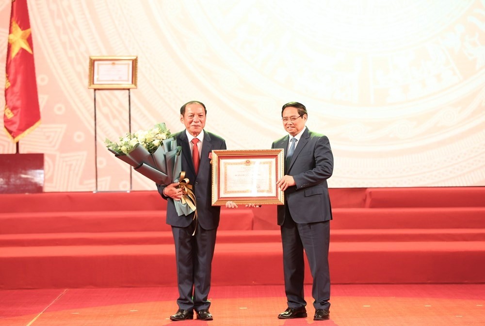 Thủ tướng Chính phủ Phạm Minh Chính thay mặt lãnh đạo Đảng và Nhà nước trao tặng Huân chương Lao động hạng Nhất tới Bộ trưởng Bộ Văn hóa, Thể thao và Du lịch Nguyễn Văn Hùng