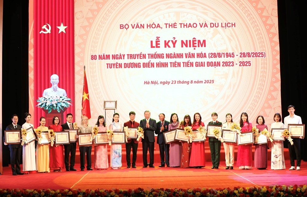 Tổng Bí thư Tô Lâm tặng hoa, Bộ trưởng Bộ VHTTDL Nguyễn Văn Hùng trao Bằng khen cho các cá nhân đã có thành tích xuất sắc tiêu biểu trong lĩnh vực Văn hóa, Thông tin, Thể thao và Du lịch giai đoạn 2023 - 2025.