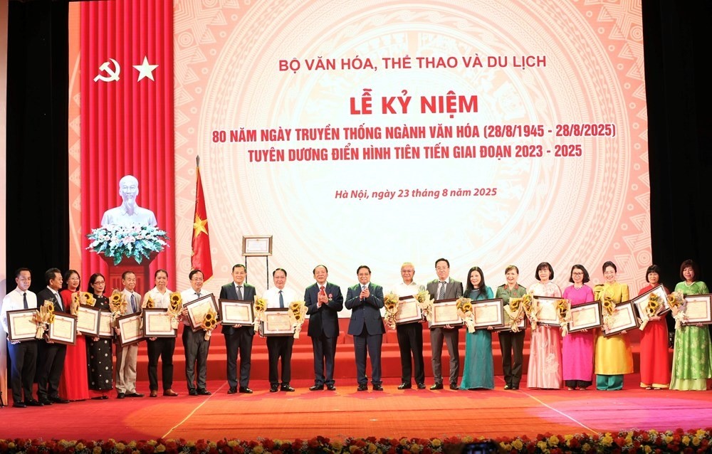 Thủ tướng Phạm Minh Chính tặng hoa, Bộ trưởng Bộ VHTTDL Nguyễn Văn Hùng trao Bằng khen cho các cá nhân đã có thành tích xuất sắc tiêu biểu trong lĩnh vực Văn hóa, Thông tin, Thể thao và Du lịch giai đoạn 2023 - 2025