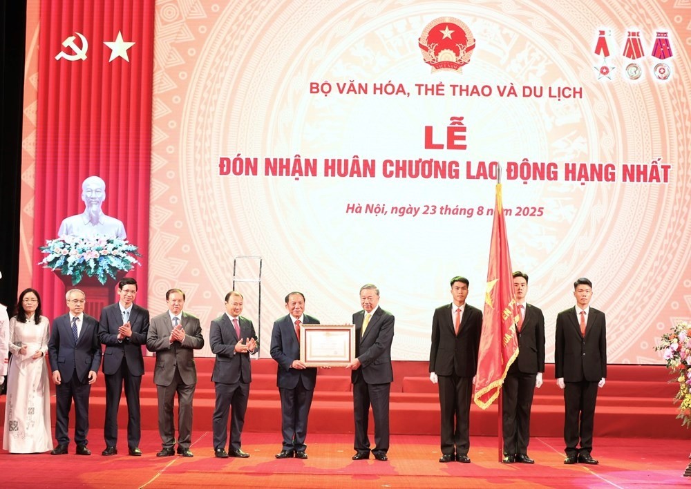 Tổng Bí thư Tô Lâm trao Huân chương Lao động hạng Nhất tới Bộ VHTTDL