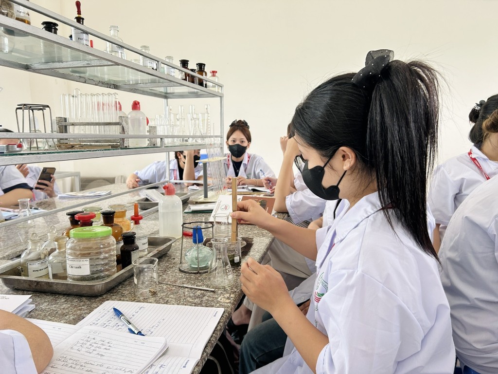 Các tiết học thực hành tại trường Cao đẳng Dược Hà Nội