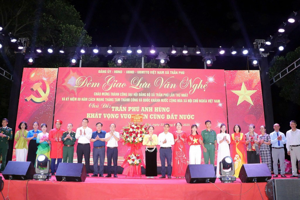 Các đồng chí lãnh đạo xã Trần Phú đến dự, cổ vũ và tặng hoa chúc mừng